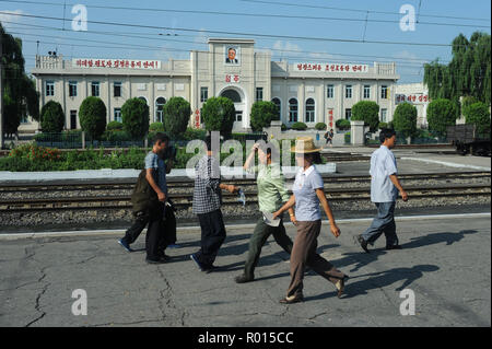 Nordkorea, Asien, Leute auf einem Bahnhof in der Provinz Stockfoto