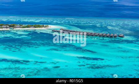 Aerial drone Vogelperspektive Foto von Malediven Insel und das Meer. Schöne türkisblaue und Saphir klares Wasser Strand. Exotischen Urlaub aus dem Wasserflugzeug anzeigen Stockfoto