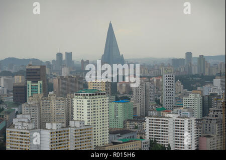 Pjoengjang, Nordkorea, Aussicht auf die Stadt, das Ryugyong Hotel in der Ferne Stockfoto