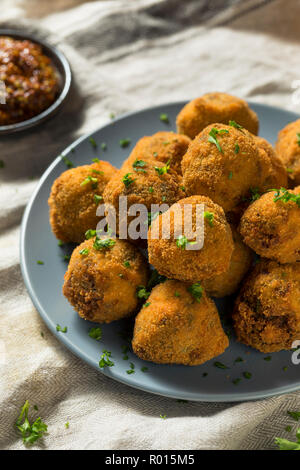 Gebratene hausgemachte Niederländische Bitterballen mit pikanter Senf Stockfoto