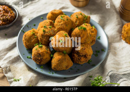 Gebratene hausgemachte Niederländische Bitterballen mit pikanter Senf Stockfoto