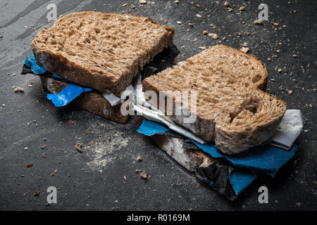 Ein vollkornbrot Sandwich mit Kunststoffabfällen. Stockfoto