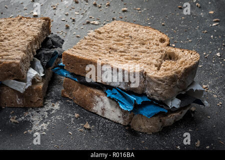 Ein vollkornbrot Sandwich mit Kunststoffabfällen. Stockfoto