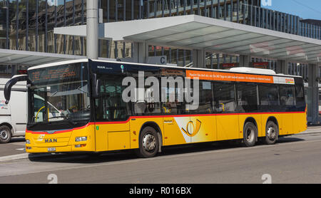 St. Gallen, Schweiz - 19. September 2018: ein PostAuto Bus an der Haltestelle am St. Gallen Bahnhof. PostAuto Schweiz ist eine Tochtergesellschaft compa Stockfoto