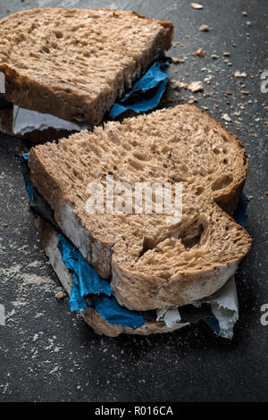 Ein vollkornbrot Sandwich mit Kunststoffabfällen. Stockfoto