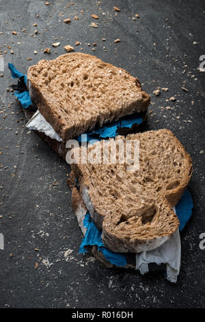 Ein vollkornbrot Sandwich mit Kunststoffabfällen. Stockfoto