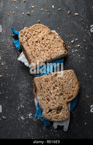 Ein vollkornbrot Sandwich mit Kunststoffabfällen. Stockfoto