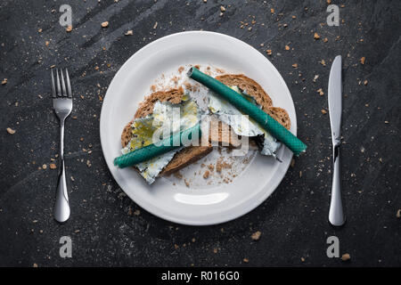 Eine Mahlzeit von Kunststoffabfällen auf Toast. Stockfoto