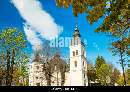 Kroatien, Slawonien, Stadt Daruvar, Hauptplatz und die katholische Kirche im Herbst Stockfoto