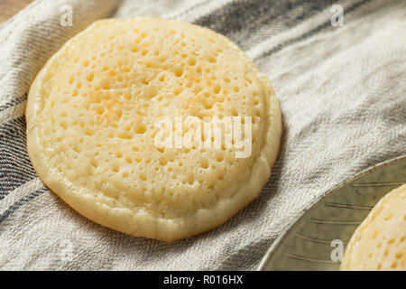 Hausgemachte Gegrillte britischen Crumpets mit Butter zum Frühstück Stockfoto