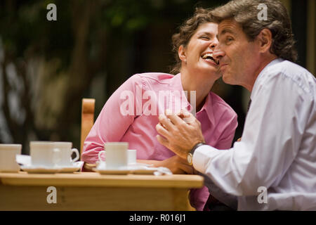 Mitte - erwachsene Paare zusammen lachen, während sie in einem Café. Stockfoto