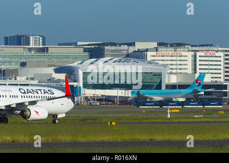 Detail aus Sydney (Kingsford Smith) Airport in Sydney, Australien, zum Internationalen Terminal auf der westlichen Seite des Flughafens. Im Bild: Eine Qantas Boeing 737-800 (Rufzeichen: VH-VYE) taxying. Stockfoto