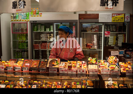 Kyoto, Japan, Fertiggerichte am Bahnhof Stockfoto