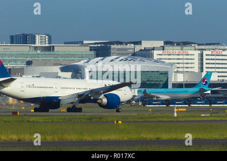 Detail aus Sydney (Kingsford Smith) Airport in Sydney, Australien, zum Internationalen Terminal auf der westlichen Seite des Flughafens. Bild: Delta Air Lines Boeing 777-232 taxying in Richtung zum internationalen Terminal. Stockfoto