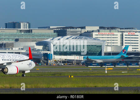 Detail aus Sydney (Kingsford Smith) Airport in Sydney, Australien, zum Internationalen Terminal auf der westlichen Seite des Flughafens. Im Bild: Eine Jungfrau Australien Boeing 737-8 FE (Rufzeichen: VH-VOQ) taxying. Stockfoto