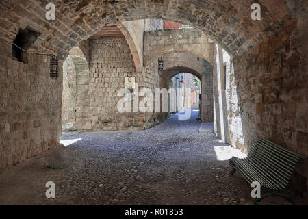 Katakombe - wie Straße in Rhodos, Griechenland Stockfoto