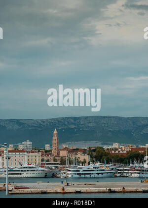 Split Stadt vom Meer auf der bewölkten Tag Stockfoto