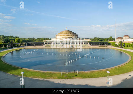 Centennial Hall Komplex mit Pergola und seiner multimedialen Brunnen in Wroclaw, Polen. Stockfoto