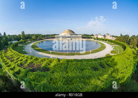 Centennial Hall Komplex mit Pergola und seiner multimedialen Brunnen in Wroclaw, Polen. Stockfoto