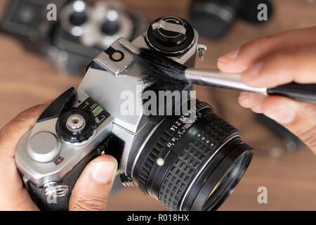 Durchführung der Reinigung von Vintage Foto Kamera Stockfoto