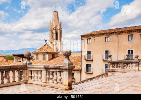 Der Glockenturm von Sant Feliu Stiftskirche, Von der Kathedrale der Heiligen Maria von Girona, Girona, Katalonien, Spanien. Stockfoto