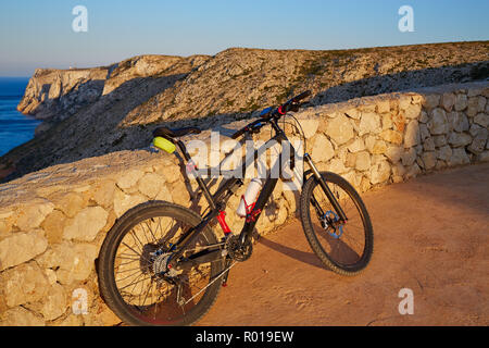 Cabo San Antonio Cape in Denia Antenne mit Mountainbike MTB in Spanien Stockfoto