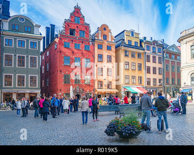 18. September 2018: Stockholm, Schweden - Touristen genießen das Ambiente während der Besichtigung von Stortorget, der älteste Platz der Altstadt Gamla Stan. Stockfoto