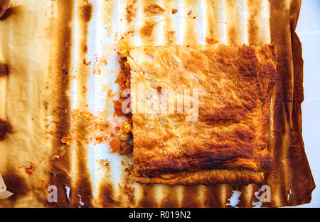 Tomate ratatouille Pie mit Blätterteig auf einem Backofen Papier Stockfoto