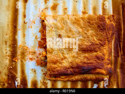 Tomate ratatouille Pie mit Blätterteig auf einem Backofen Papier Stockfoto