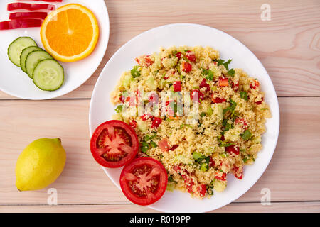 Tabule Cous cous Salat frische mit Gemüse Stockfoto