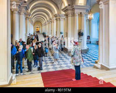 19. September 2018: St. Petersburg, Russland - Reisegruppen in der Eingangshalle der Eremitage. Stockfoto