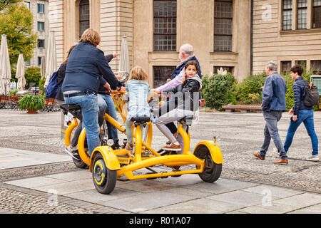 22. September 2018: Berlin, Deutschland - Familie Reiten ein Funbike im Zentrum von Berlin, Deutschland. Stockfoto