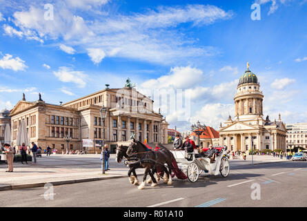 22. September 2018: Berlin, Deutschland - Kutschfahrt durch den Gendarmenmarkt mit dem Konzerthaus auf der linken und die Französische Kirche. Stockfoto