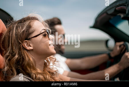 Bis zu schließen. Paar in ihren Cabrio Auto reisen Stockfoto
