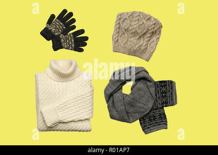 Satz von stilvoll Winter Kleidung auf Farbe Hintergrund mit hut, handschuhe, Pullover, Schal. Flach, Ansicht von oben Stockfoto