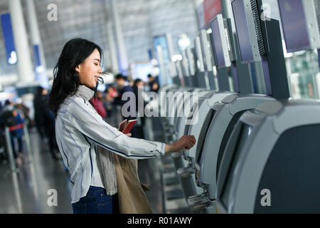 Business Lady im Flughafen Stockfoto