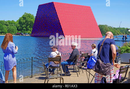 Die Londoner Mastaba, Umwelt Kunst arbeiten, 7506 gestrichene Ölfässer schwimmend auf dem Serpentine Lake im Hyde Park, London. Stockfoto