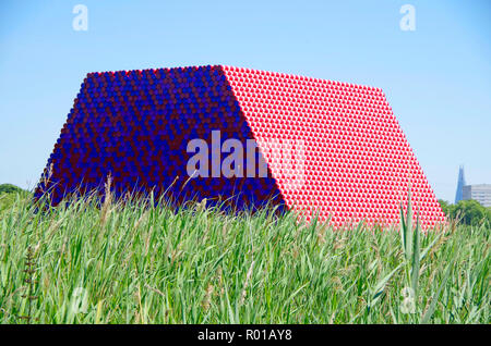 Die Londoner Mastaba, Umwelt Kunst arbeiten, 7506 gestrichene Ölfässer schwimmend auf dem Serpentine Lake im Hyde Park, London. Stockfoto