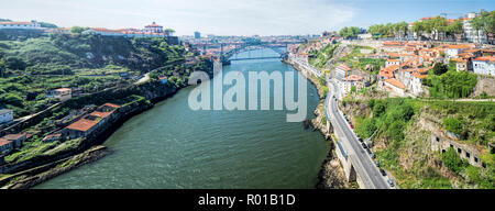 Panoramablick auf den Fluss Douro, die Luis I Brücke und der Stadt Porto von Infante Brücke, Portugal. Stockfoto