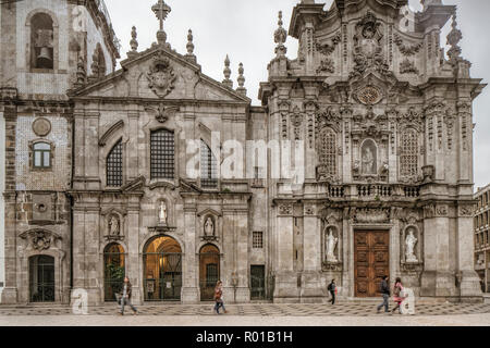 Fassaden der Carmelitas Kirche (Igreja dos Carmelitas Descalços, links) und Carmo Kirche (Igreja do Carmo), Porto, Portugal. Stockfoto