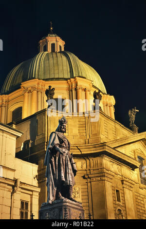 Denkmal für Karl IV. Vor der Kirche von St. Franciszek Kirche des Heiligen Franz von Assisi und der Turm bei Staro Mesto Ende der Karlsbrücke in Prag Stockfoto