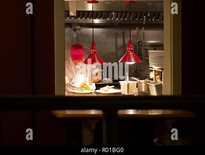 Uncasville, CT USA. Sept. 2018. Ein Restaurant, Küche kochen eine weitere schnelle Bestellung vorbereiten. Stockfoto