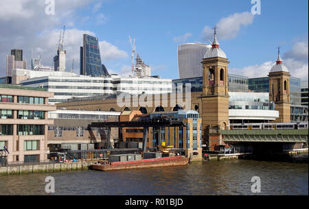 Cannon Street Station und die Themse von Blackfriars Bridge gesehen, mit Bürotürmen und baukräne als Hintergrund Stockfoto