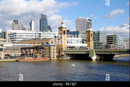 Cannon Street Station und die Themse von Blackfriars Bridge gesehen, mit Bürotürmen und baukräne als Hintergrund Stockfoto