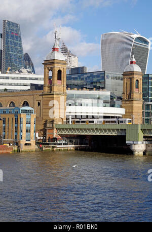 Cannon Street Station und die Themse von Blackfriars Bridge gesehen, mit Bürotürmen und baukräne als Hintergrund Stockfoto