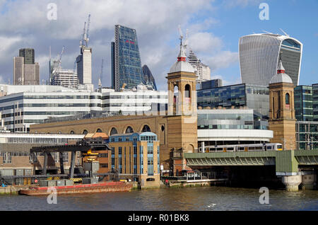 Cannon Street Station und die Themse von Blackfriars Bridge gesehen, mit Bürotürmen und baukräne als Hintergrund Stockfoto