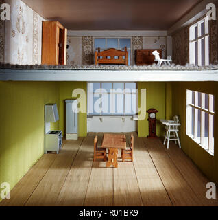 Upstairs Downstairs in einem Puppenhaus mit Küche und Schlafzimmer Stockfoto