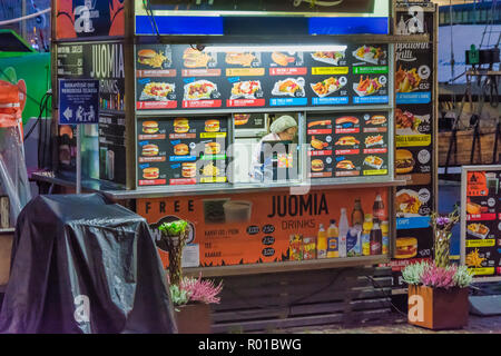 Grill-Kiosk am Marktplatz in Helsinki, Finnland Stockfoto