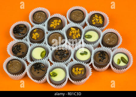 Bonbons Schokolade mit verschiedenen Füllungen in einem Papier wrapper auf einem hellen Hintergrund. Stockfoto