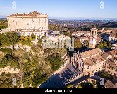 Antenne drone Foto von Castagnole delle Lanze Burg und Stadt in Norditalien, Langhe und Roero Stockfoto